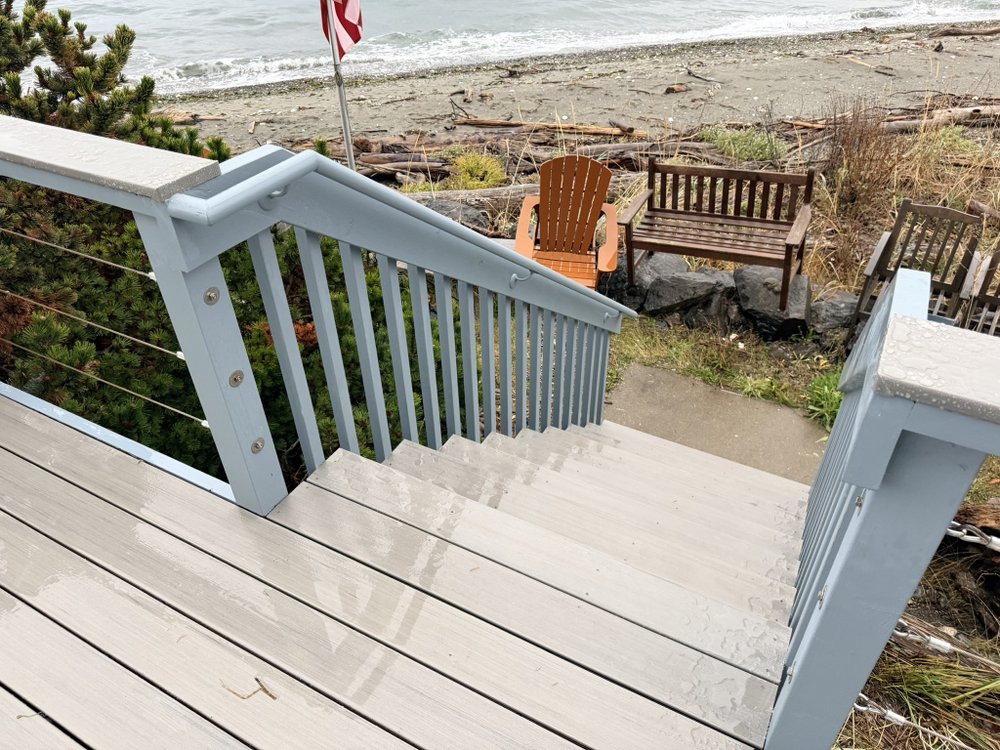 Finished custom deck build by Seattle deck builder crew